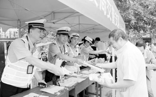 高考首日 全省公安交警为考生提供帮助586次