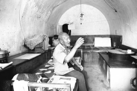 ����������������ʷ��չʾ������ɫ�Ļ���ϵ�б���֮�� Ӣ�¾�������ɽ�ϡ���׳ʿ��