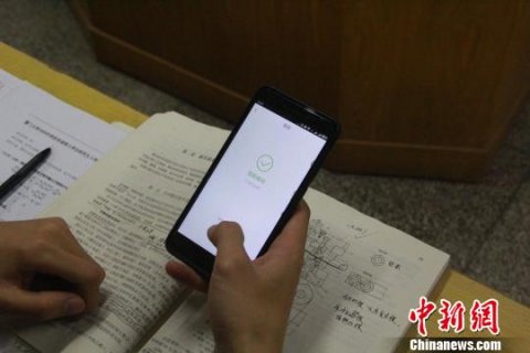 江西一高校开启“智能上课” 学生指间点“活”课堂
