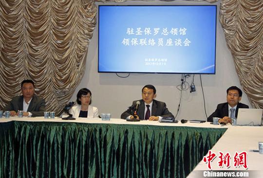 图为7日下午中国驻圣保罗副总领事傅长华(左三)主持座谈会。 袁一平 摄 图为7日下午中国驻圣保罗副总领事傅长华(左三)主持座谈会。 袁一平 摄