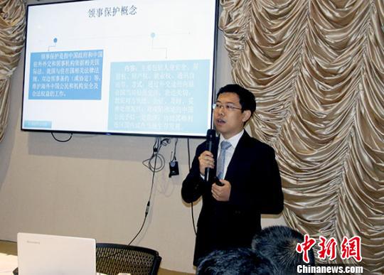 图为7日下午侨领室主任孙鹏远在座谈会上介绍领保工作。 袁一平 摄 图为7日下午侨领室主任孙鹏远在座谈会上介绍领保工作。 袁一平 摄