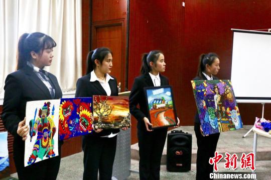 图为用回收废物制作的美术作品。 许翠 摄 图为用回收废物制作的美术作品。 许翠 摄