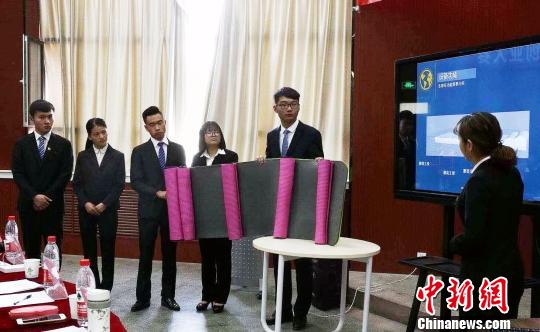 图为参赛者展示会“呼吸”的地毯。 格日兰措 摄 图为参赛者展示会“呼吸”的地毯。 格日兰措 摄