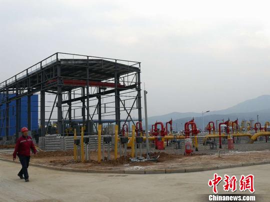 ���գ����Ŵ�����Ⱦ�������Ȳ��ϼӴ���Ȼ���г�����ì��ͻ����ͬʱɽ����Χ��ѩ�������������࣬��·��ͨ���������Ͼ����ơ������Ӣ ��