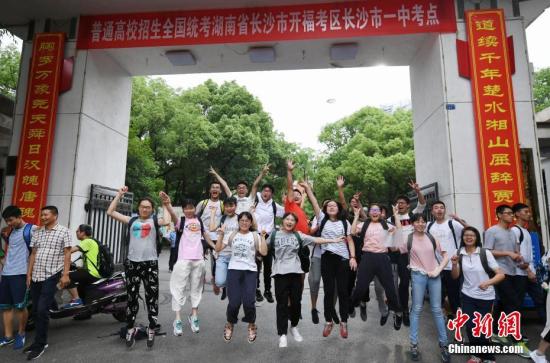 6��8�����磬2017��ͨ��Уȫ������ͳ����������λ�����߳���ɳ��һ�п���������񻶡�/p��������� ��� ��