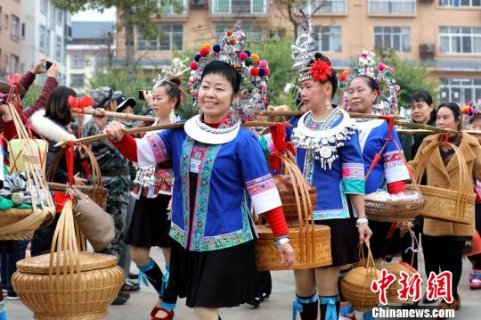 贵广高铁成“旅游黄金通道” 拉动少数民族风情游