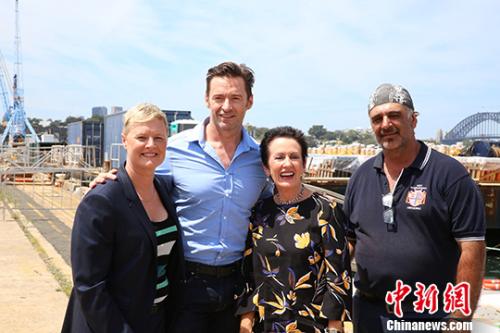 图为杰克曼与悉尼市长克罗芙·摩尔、烟花表演总指导福尔图纳托·福蒂一起出席新闻发布会。
中新社记者 陶社兰 摄 图为杰克曼与悉尼市长克罗芙·摩尔、烟花表演总指导福尔图纳托·福蒂一起出席新闻发布会。
/p中新社记者 陶社兰 摄