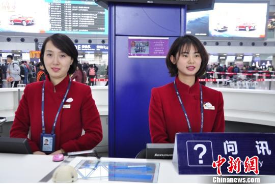 图为问询台工作人员。 吕俊明 摄 图为问询台工作人员。 吕俊明 摄