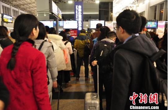图为等待自助值机的旅客。 吕俊明 摄 图为等待自助值机的旅客。 吕俊明 摄