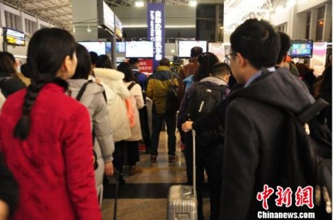 成都机场迎来返程客流高峰 元旦假期出港游客同比增长18.7%