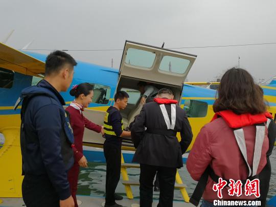 图为乘客正在登机。 王子谦 摄 图为乘客正在登机。 王子谦 摄