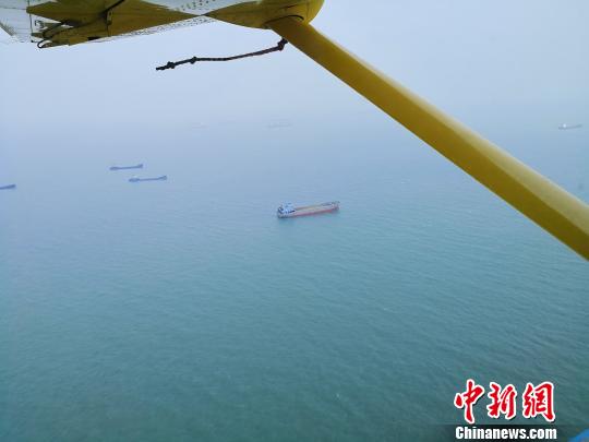 乘坐水上飞机可俯瞰琼州海峡风景。 王子谦 摄 乘坐水上飞机可俯瞰琼州海峡风景。 王子谦 摄