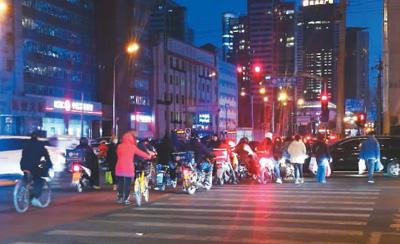 媒体谈礼让斑马线治理:行人驾驶员生命意识仍淡