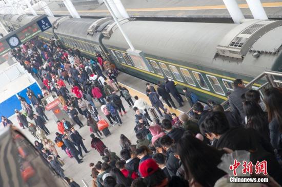 民众正准备乘车出行。 张云 摄 民众正准备乘车出行。 张云 摄