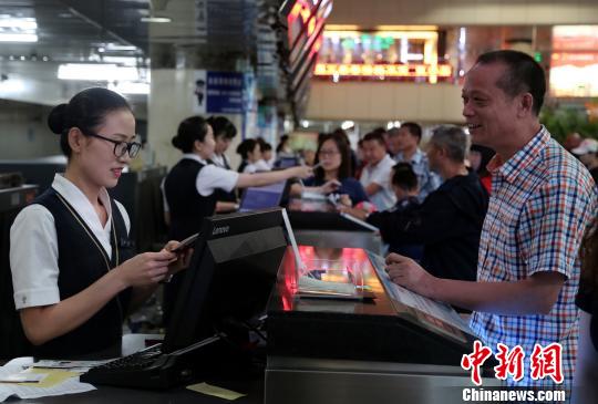 南航工作人员在大连机场为旅客办理值机。 时晨 摄 南航工作人员在大连机场为旅客办理值机。 时晨 摄