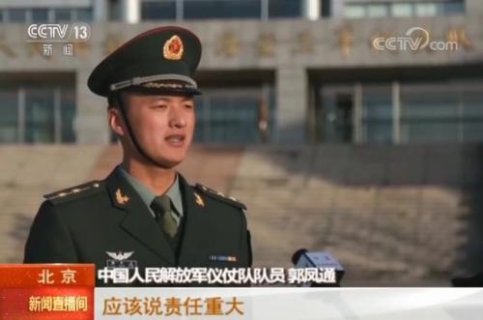国旗手郭凤通:对镜子练习敬礼 用哑铃模拟展旗