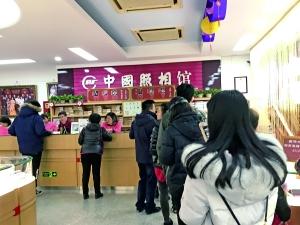 北京一照相馆一天近200家庭700人次排队拍照(图)