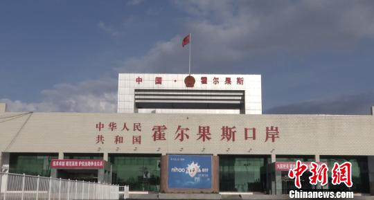 今年1至11月,霍尔果斯口岸果蔬出口共计11.91万吨,同比增长39.07%,占新疆口岸果蔬出口的58.2%。 李明 摄 今年1至11月,霍尔果斯口岸果蔬出口共计11.91万吨,同比增长39.07%,占新疆口岸果蔬出口的58.2%。 李明 摄