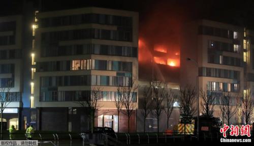 英国利物浦立体停车场发生火灾 百余辆车烧成废铁