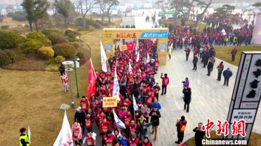 新年首日江苏运河八城逾万人在运河之畔“走大运”
