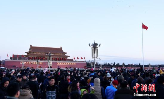 2018��1��1���峿��2018��Ԫ����������ʽ�ڱ����찲�Ź㳡���У������������ֳ��ۿ��������졣/p��������� ���� ��