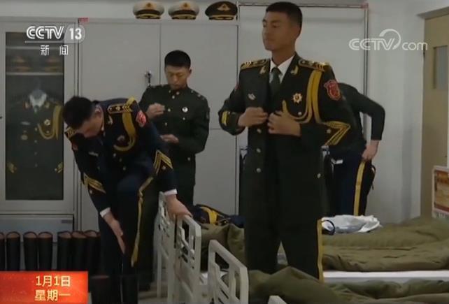 解放军仪仗队升旗前3小时:队员4点起床却精神饱满