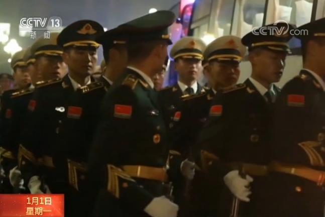 解放军仪仗队升旗前3小时:队员4点起床却精神饱满