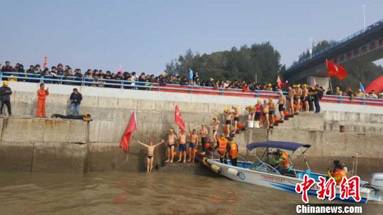 当冬泳爱好者陆续入海,观众的热情也随之点燃 潘沁文 摄 当冬泳爱好者陆续入海,观众的热情也随之点燃 潘沁文 摄