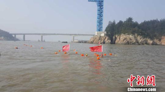 冬泳爱好者们在赛途中相互加油鼓劲、奋勇超越自我 潘沁文 摄 冬泳爱好者们在赛途中相互加油鼓劲、奋勇超越自我 潘沁文 摄