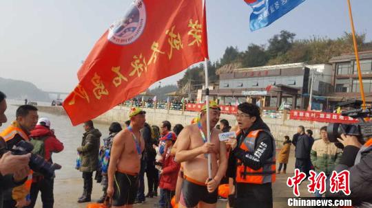 赛事吸引了来自山东荣成的冬泳爱好者参与其中 潘沁文 摄 赛事吸引了来自山东荣成的冬泳爱好者参与其中 潘沁文 摄