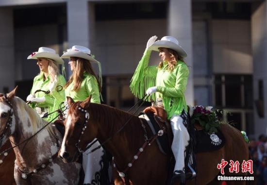 当地时间2018年1月1日上午,第129届美国玫瑰花车游行在加利福尼亚州帕萨迪纳市举行。久负盛名的美国玫瑰花车游行已有逾百年历史,与纽约时代广场新年倒计时活动齐名,是美国规模最大、吸引观众最多的新年庆典之一,2018年花车游行主题是“与众不同”。图为花车游行女骑手的靓丽身影。 中新社记者 张朔 摄 当地时间2018年1月1日上午,第129届美国玫瑰花车游行在加利福尼亚州帕萨迪纳市举行。久负盛名的美国玫瑰花车游行已有逾百年历史,与纽约时代广场新年倒计时活动齐名,是美国规模最大、吸引观众最多的新年庆典之一,2018年花车游行主题是“与众不同”。图为花车游行女骑手的靓丽身影。 /p中新社记者 张朔 摄