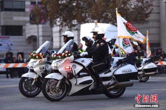 当地时间2018年1月1日上午,第129届美国玫瑰花车游行在加利福尼亚州名城帕萨迪纳市盛大登场。久负盛名的美国玫瑰花车游行已有逾百年历史,与纽约时代广场新年倒计时活动齐名,是美国规模最大、吸引观众最多的新年庆典之一。花车游行路程全长5.5英里,预计现场观众近百万,全美乃至其他国家更多人将通过电视转播共赏盛况。图为行驶在游行队伍最前端,为玫瑰花车开道的洛杉矶警方摩托车队。与在道路两侧执勤的警察不同,他们的任务更多的是通过炫酷的行进队列表演展示警方强大力量并为花车游行提振士气。 中新社记者 张朔 摄 当地时间2018年1月1日上午,第129届美国玫瑰花车游行在加利福尼亚州名城帕萨迪纳市盛大登场。久负盛名的美国玫瑰花车游行已有逾百年历史,与纽约时代广场新年倒计时活动齐名,是美国规模最大、吸引观众最多的新年庆典之一。花车游行路程全长5.5英里,预计现场观众近百万,全美乃至其他国家更多人将通过电视转播共赏盛况。图为行驶在游行队伍最前端,为玫瑰花车开道的洛杉矶警方摩托车队。与在道路两侧执勤的警察不同,他们的任务更多的是通过炫酷的行进队列表演展示警方强大力量并为花车游行提振士气。 /p中新社记者 张朔 摄